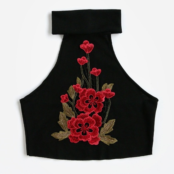Tops - 🌟5/$25🌟Embroidered Crop Top